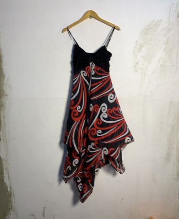 Schwarz-rot gemustertes Taschentuch-Saumkleid