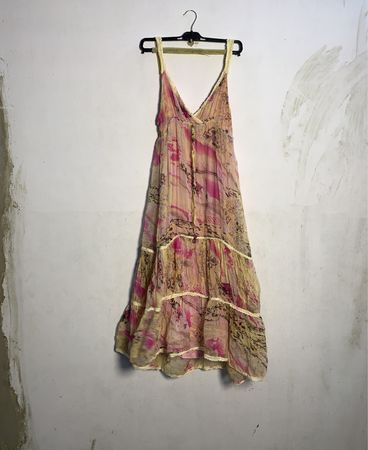 Gestuftes Maxi-Kleid mit pinkem und gelbem Druck