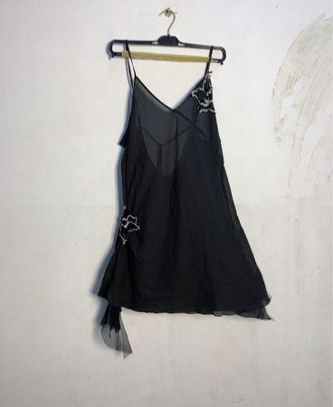 Y.E.W.O Schwarzes Slip-Kleid mit Spitzen-Detail