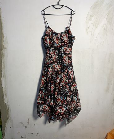 Blumenmuster-Spaghettiträgerkleid