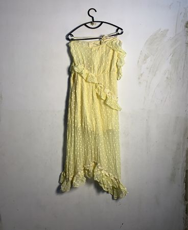 Gelbes Tüpfel-Schrägkleid