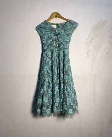 Hellblaues Blumen-Spitzenkleid mit Perlenstickerei
