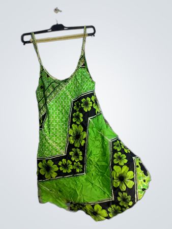 Grünes Kleid mit floralem und geometrischem Muster