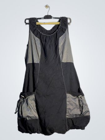 Schwarzes Kleid mit gestreiften Einsätzen und Taschen