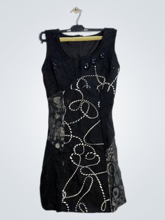 Schwarzes ärmelloses Kleid mit Seilmuster