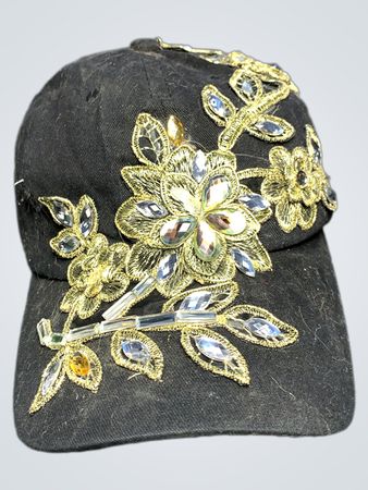 Schwarze Baseballmütze mit goldenen Blumen- und Strassverzierungen