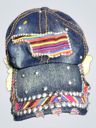 Denim-Cap mit bunten Verzierungen