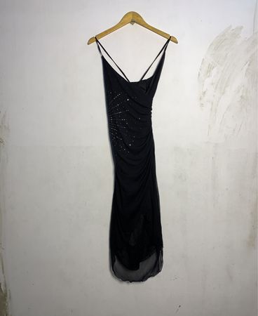 Schwarzes gerafftes verziertes Maxikleid