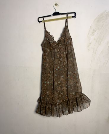 Braunes Blumendruck-Slipkleid mit Rüschensaum