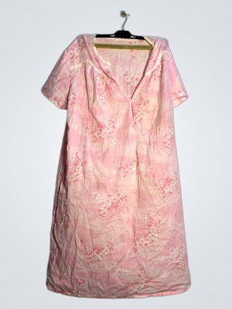 Rosa Blumenmuster-Nachtmantel mit Spitzenbesatz