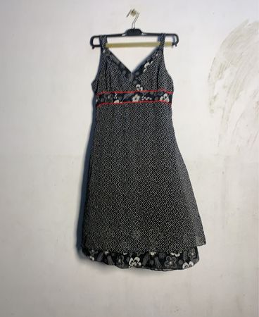 Celia Classics Schwarz-weißes gepunktetes Kleid mit roter Borte