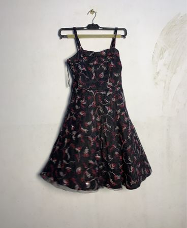 rotes Hering schwarzes Blumenmuster Midi-Kleid