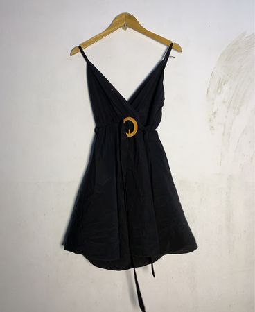 Schwarzes Minikleid mit Gürtel