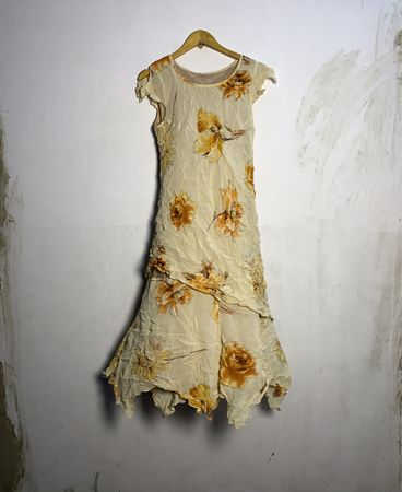 Cremfarbendes Kleid mit Blumenmuster