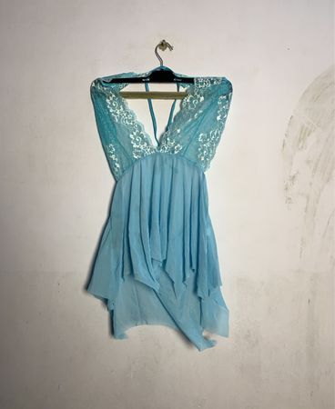 Babydoll mit blauer Spitzenbesatz und Halterneck