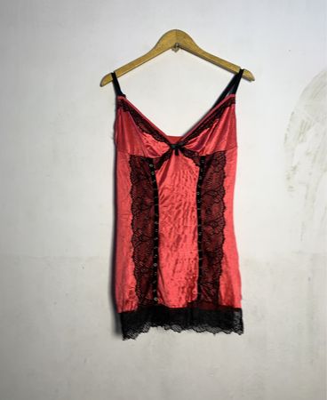 Rotes und schwarzes Spitzenbesatz Kleid