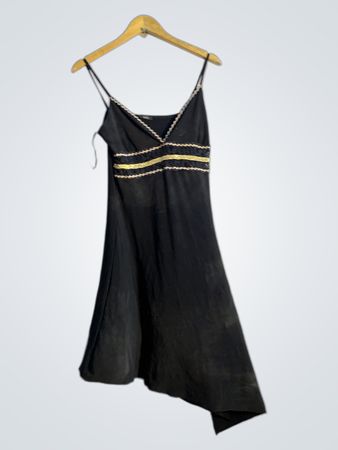 Schwarzes Slipkleid mit goldfarbener Veredelung