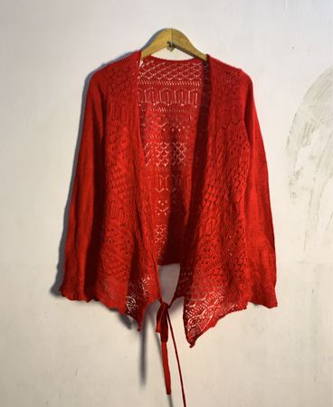 Roter gestrickter Cardigan mit Bindeband