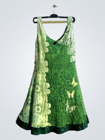 Grünes Kleid mit Blumen- und Schmetterlingsdruck