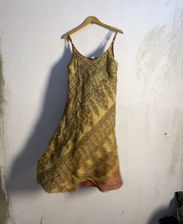 Gelbes und braunes gemustertes Slipkleid