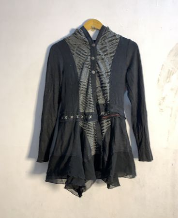 Schwarze asymmetrische Tunika mit Kapuze und dekorativer Naht.