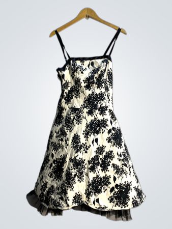 Schritte, jeden Tag schickes Blumenmusterkleid