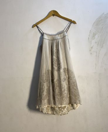 Cremefarbenes Slipkleid mit Perlendetail