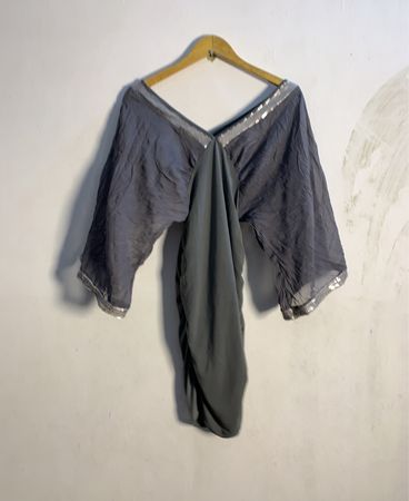 Graues Kleid mit Pailletten