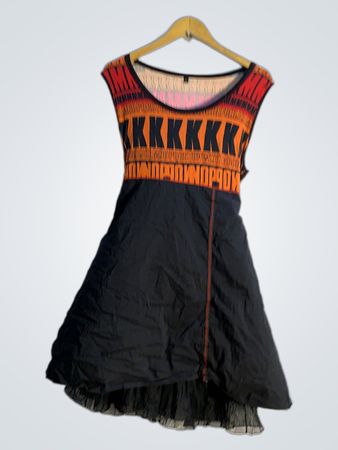 Schwarzes Kleid mit Alphabetdruck-Oberteil