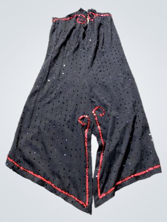 Schwarzes Paillettenbekleid mit rotem Besatz