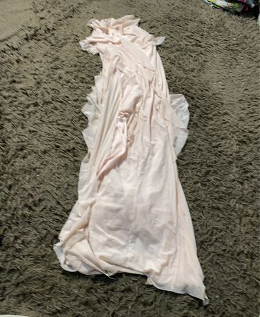 Blassrosa rüschiges Maxikleid