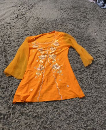 Orangenverziertes Kleid