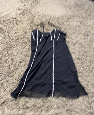 Schwarzes Slipkleid mit weißem Besatz