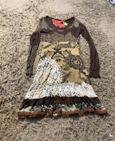 Langärmliges Kleid mit gemischten Mustern