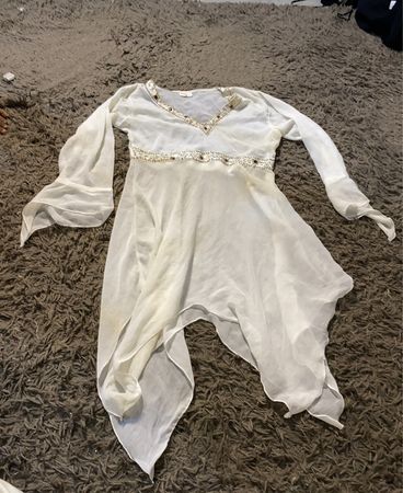 Weißes transparentes asymmetrisches Kleid