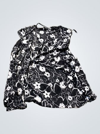 Schwarz-weißes Blumenmusterkleid