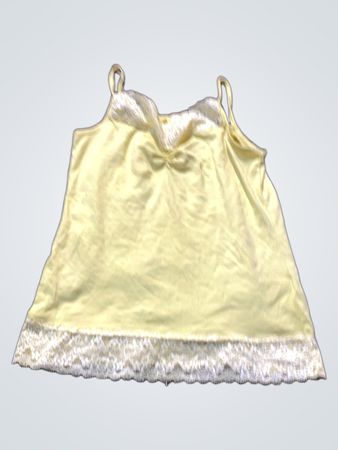 Gelbes Top mit Spitzenbesatz