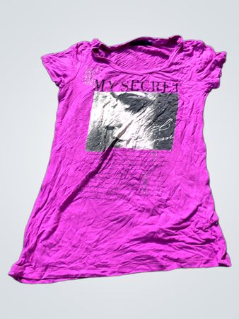 Lila T-Shirt mit "MY SECRET" Grafik