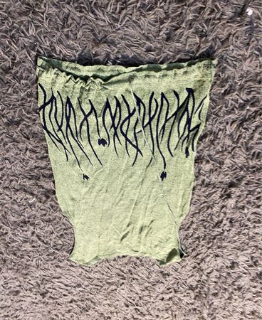 Grünes Tanktop mit schwarzem Design