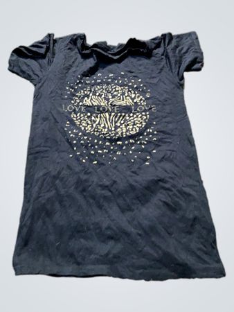 Schwarzes T-Shirt mit "LOVE LOVE LOVE" Grafik