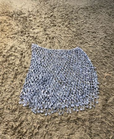 Blauer gehäkelter Überwurf