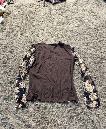 LOOKAT Braunes und Blumenmuster Langarmtop