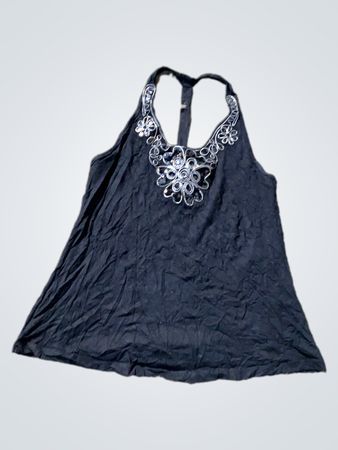 Schwarzes Tanktop mit verziertem Ausschnitt