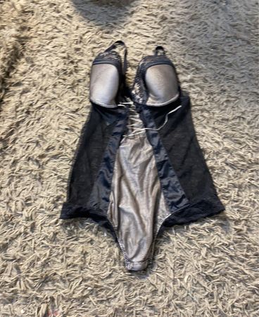 Schwarzer Spitzen-Bodysuit