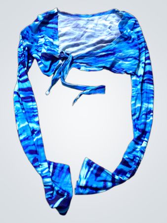 Blaues geknotetes Langarm-Crop-Top