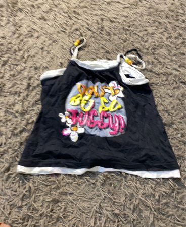 Schwarzes Tanktop mit buntem Grafikdruck und bestickten Trägern