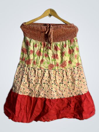 Stufenloses Blumendruck trägerloses Kleid