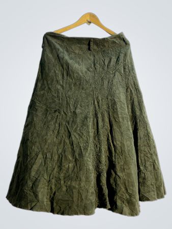 Grüner Cordmaxirock mit Stickerei