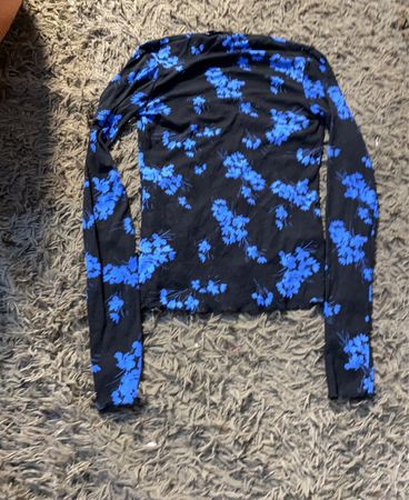 Schwarzes Langarmshirt mit blauem Blumenmuster