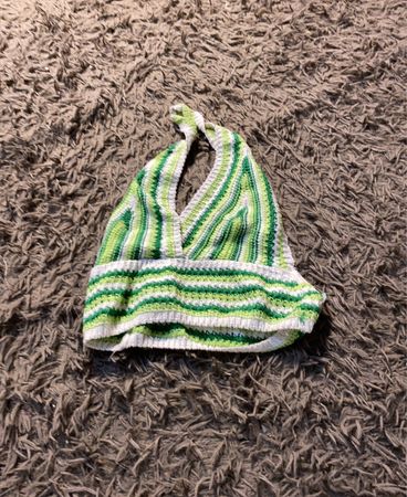 Grün-weißer gestreifter Neckholder-Top